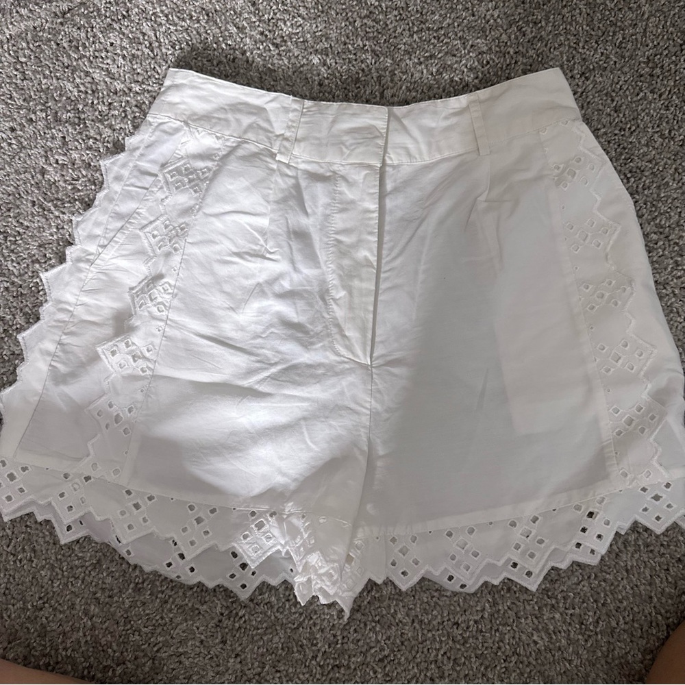NEW Topshop White Embroidery Eyelet Shorts. Size US 6